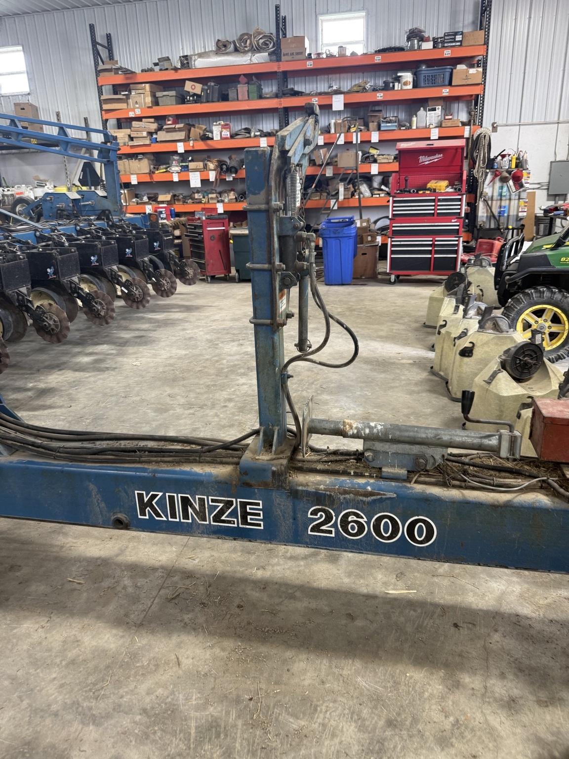 1994 Kinze 2600 Image