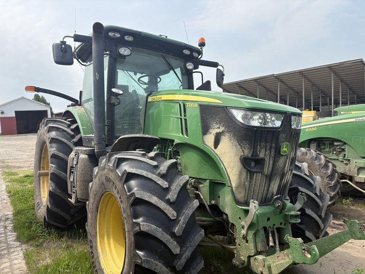 2013 John Deere 7230R Image