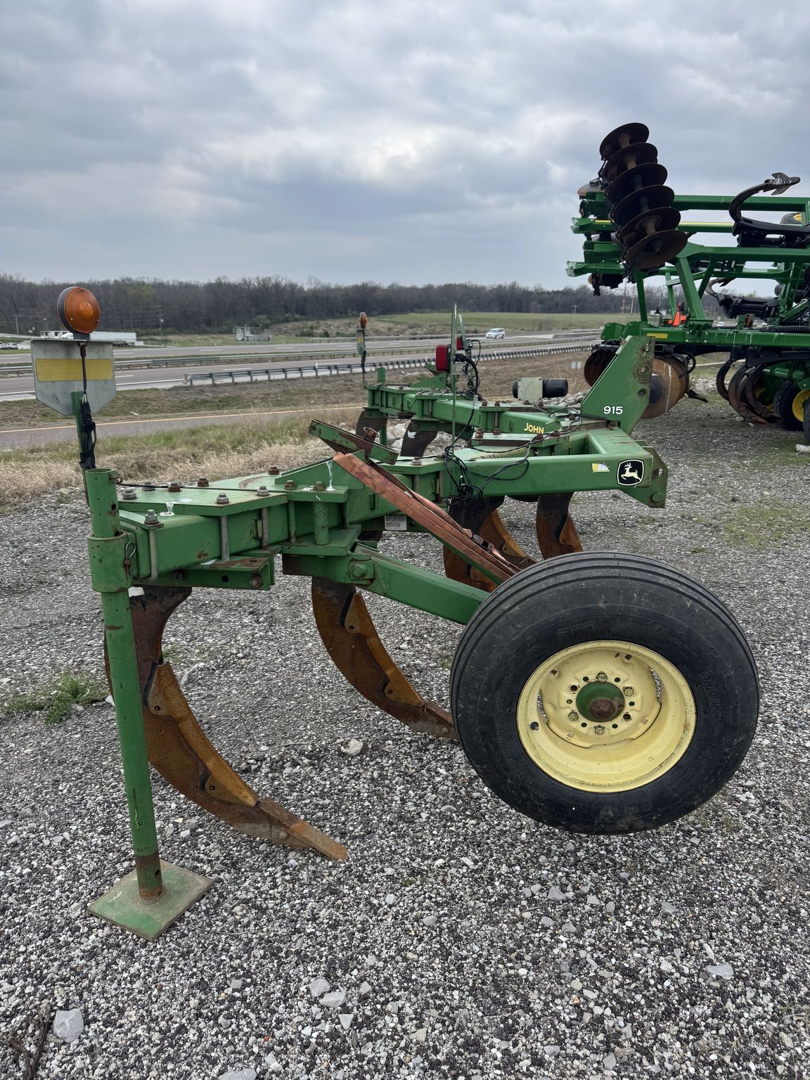 2002 John Deere 915 Image