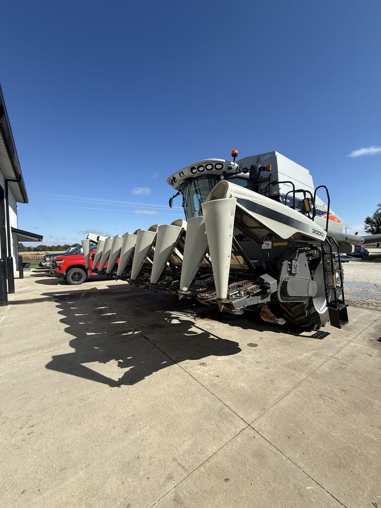 2015 Gleaner 3000-R8 Image
