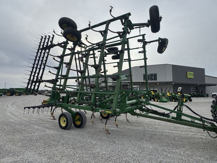 2004 John Deere 2210 Image