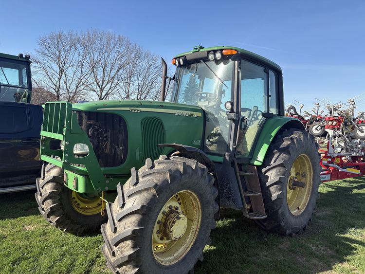 2004 John Deere 7220 Image