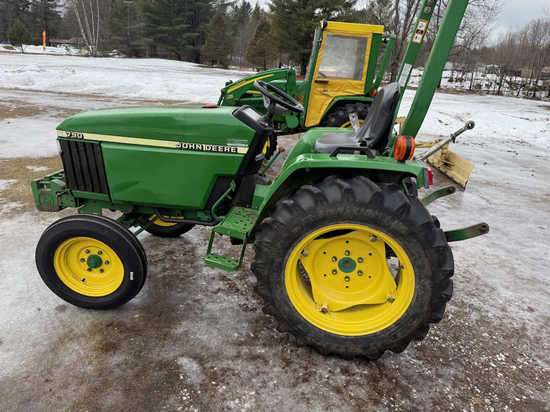 2004 John Deere 790 Image